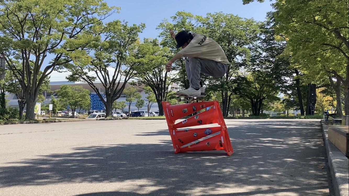 オーリーで２段重ねコーンを飛ぶ